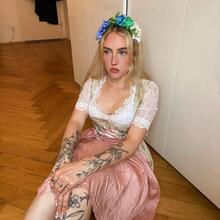  Nude