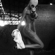  Nude