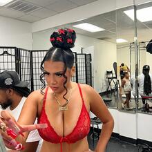  Nude