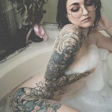  Nude