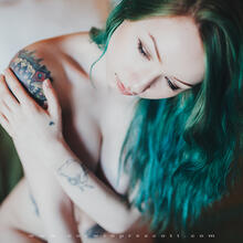  Nude