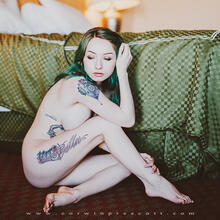  Nude