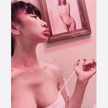 Nude