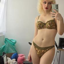  Nude