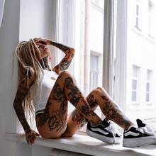  Nude