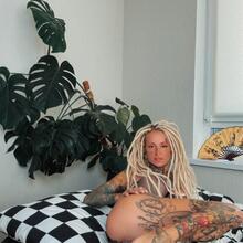  Nude