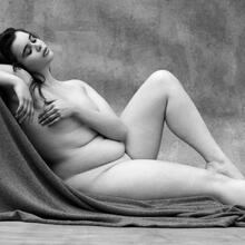  Nude