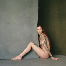  Nude