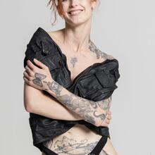  Nude