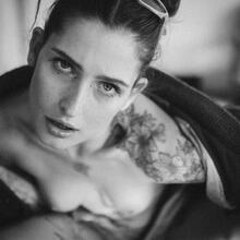  Nude