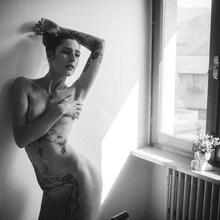  Nude