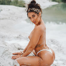  Nude
