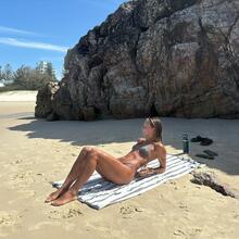  Nude