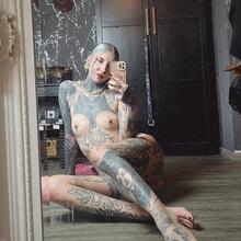  Nude