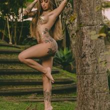  Nude