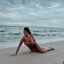  Nude