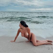  Nude