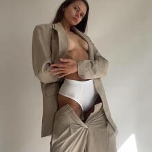  Nude