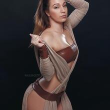  Nude