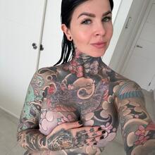  Nude