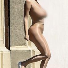  Nude