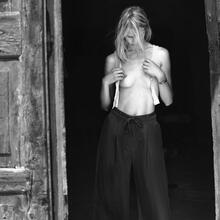  Nude