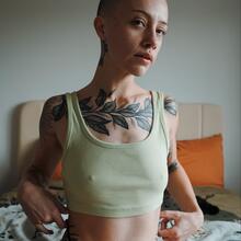  Nude