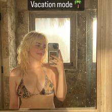  Nude
