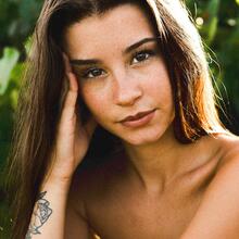  Nude