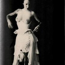  Nude