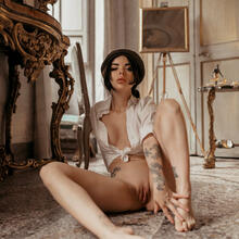  Nude