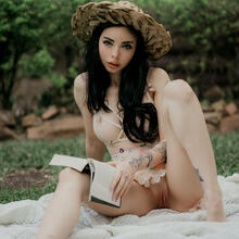  Nude