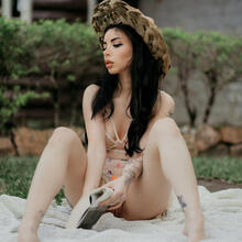  Nude