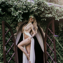  Nude