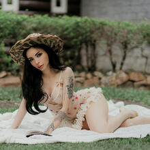  Nude
