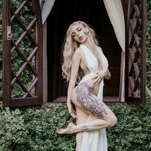  Nude