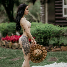  Nude