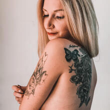  Nude