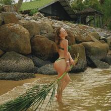  Nude