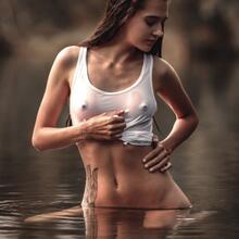  Nude