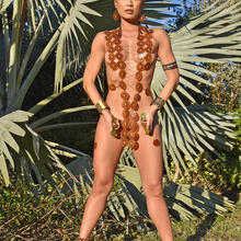  Nude