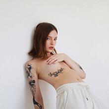  Nude