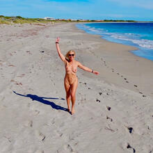  Nude