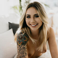  Nude