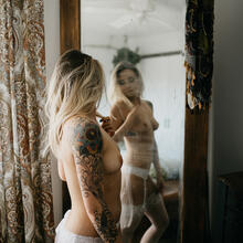  Nude