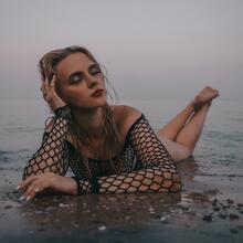  Nude