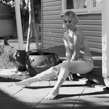  Nude