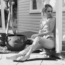  Nude