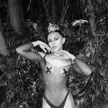  Nude