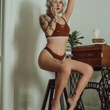  Nude